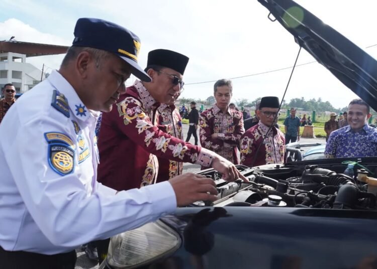 Pj Wali Kota Padang Panjang memeriksa kendaraan dinas Pemko (foto: Diskominfo Padang)