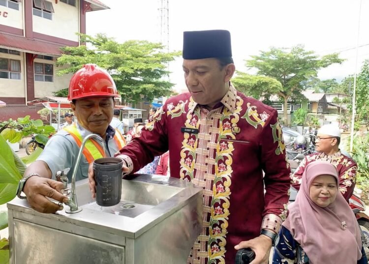 Pj Wali Kota Padang Panjang mencoba keran air siap minum pada Kamis (2/1) (foto: Diskominfo Padang Panjang)