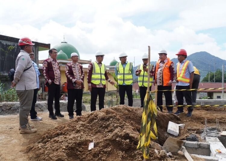 Pj Wali Kota Padang Panjang meninjua proses perbaikan sumber air bersih Perumda Tirta Serambi (foto: Diskominfo Padang Panjang)