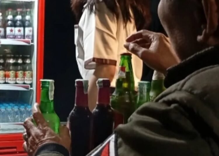 Belasan botol miras tanpa izin edar ditertibkan petugas (foto: Satpol PP Kota Padang)