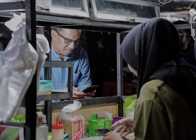 Pj Wali Kota Padang Panjang Sonny membayar menggunakan QRIS (foto: Diskominfo Padang Panjang).