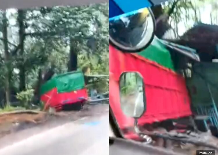 Kecelakaan tunggal di Sitinjau Lauik, truk tabrak pondok pada Rabu (8/1) pagi.
