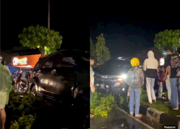 Kecelakaan tunggal di Kota Payakumbuh, mobil menabrak pembatas jalan pada Minggu (26/1) dini hari.