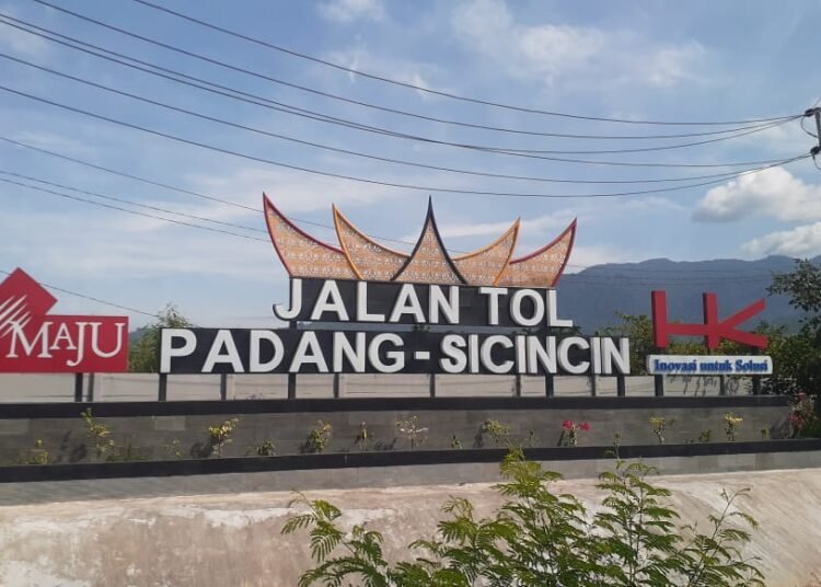 Gerbang Jalan Tol Padang-Sicincin (foto: Aini/Kabarminang.com)