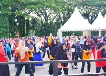 Bupati Sutan Riska bersama Ribuan Masyarakat Ikuti Senam Massal Meriahkan HUT Dharmasraya ke-21
