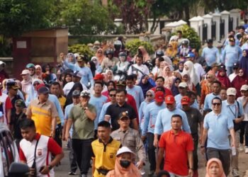 HUT Kabupaten Dharmasraya ke-21, Ribuan Warga Jalan Santai Bersama Bupati Sutan Riska