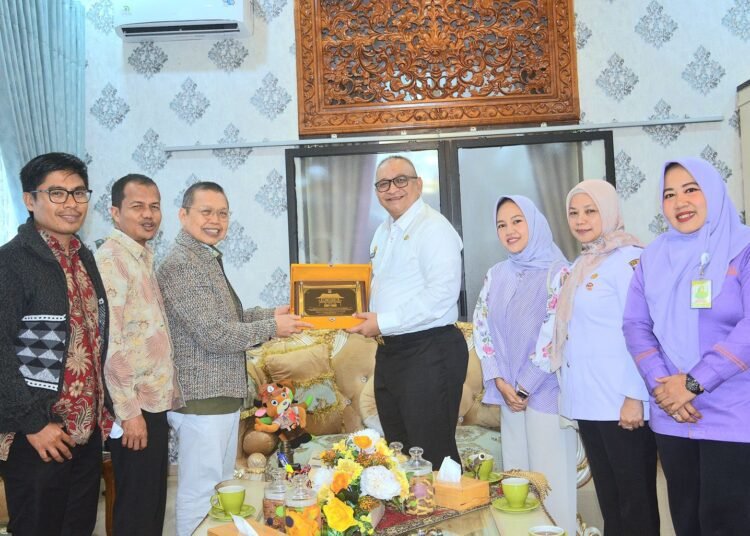 Pj Wali Kota Padang didampingi Kepala DKK Sri Kurniayati, saat audiensi dengan Pemilik RSKM Padang Eye Center dr. Heksan.