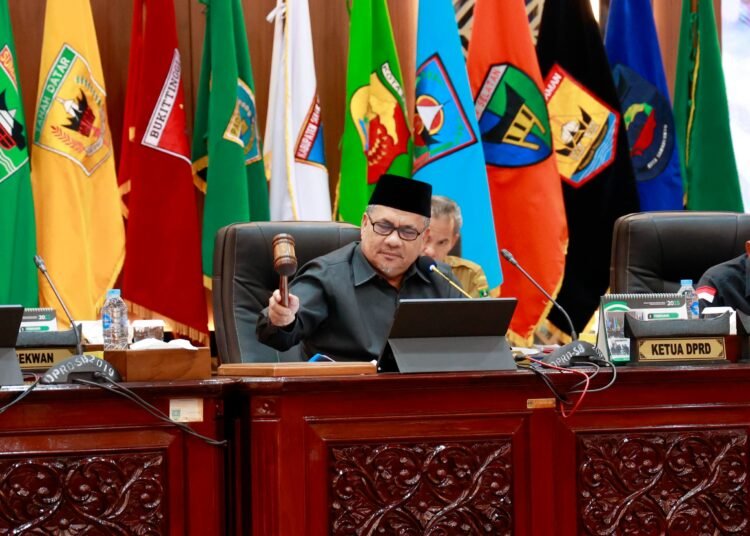 Ketua DPRD Sumbar memimpin Rapat Peripurna pada Selasa (15/1).