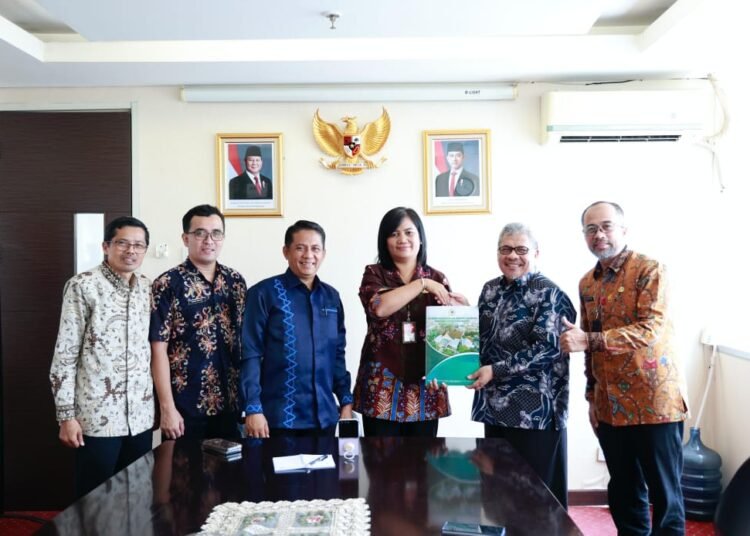 Ketua DPRD Sumbar, Muhidi menyerahkan dokumen pengankatan gubernur dan wagub terpilih kepada Plh. FKDH Kemendagri, Herny Ika Hutauruk.