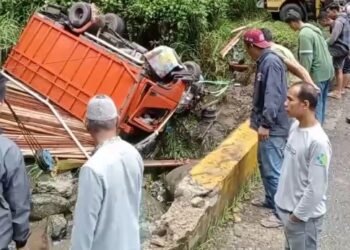 Video: Penampakan Truk Muatan Kayu Terguling dan Terbalik di Agam, Sopir Terjepit