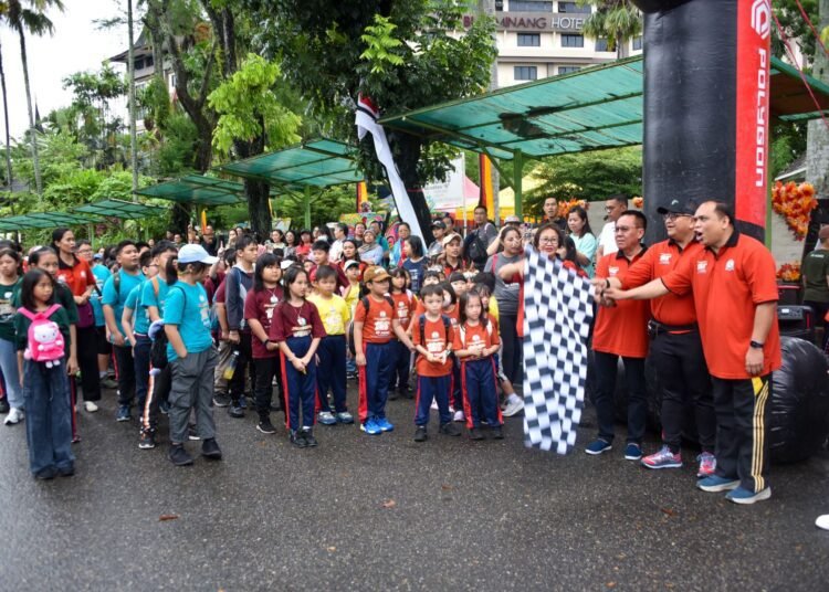 Pj Wali Kota Padang melepas kegiatan jalan santai yang diselenggara SD Agnes pada Sabtu (18/1).