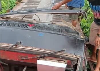 Video: Mobil Terpesorok saat Melintas di Jembatan Gantung di Pesisir Selatan