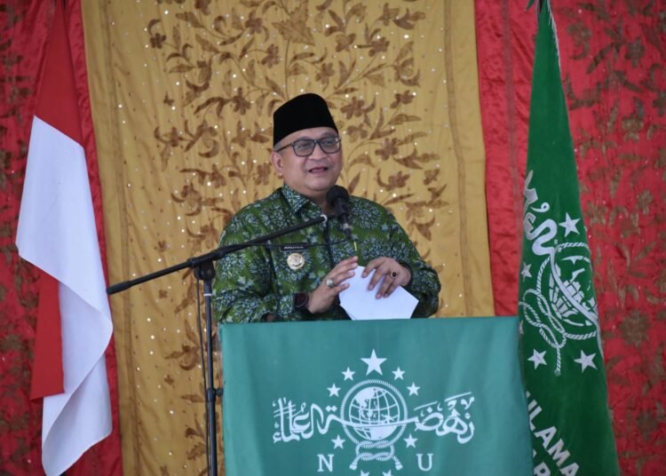 Pj Wali Kota Padang Andree Algamar saat menghadiri pelantikan PCNU Kota Padang.