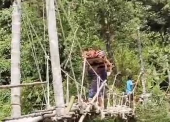 Menegangkan, Video Dua Orang Gotong Jenazah Melintasi Jembatan Rapuh di Pesisir Selatan