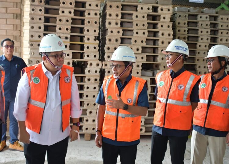 Wakil Menteri Perumahan dan Kawasan Permukiman Fahri Hamzah mengunjungi pabrik bata interblock presisi PT Semen Padang (Foto: Humas PT Semen Padang)