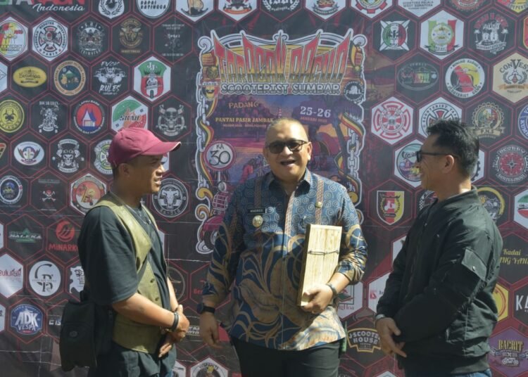 Pj Wali Kota Padang Andree Algamar menghadiri acara Taragak Basuo Scooterist Sumatera Barat (TBSS) ke-30, di Pantai Pasir Jambak pada Minggu (26/1).