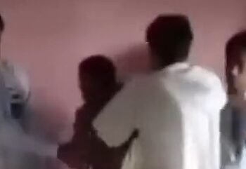 Video: Tiga Siswa Keroyok Seorang Guru di Kelas, Netizen Geram