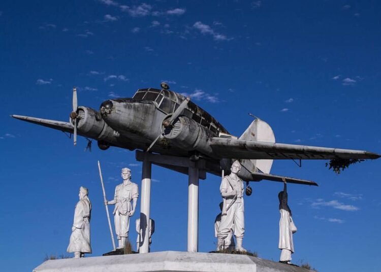 Monumen Pesawat Avro Anson RI-003 (Sumber: Corong Demokrasi)