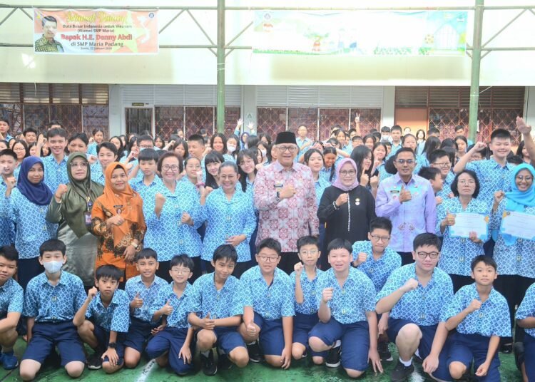 Pj Wali Kota Padang, Andree Algamar meluncurkan buku antologi cerpen karya siswa dan guru SMP Maria pada Jumat (31/1).