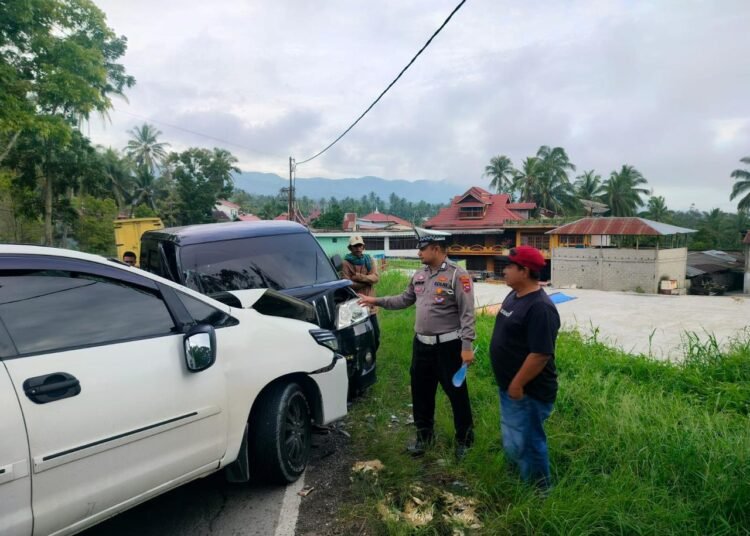 Dua minibus tabrakan di Cupak, Jalan Solok-Padang, Sabtu (25/1) pagi.