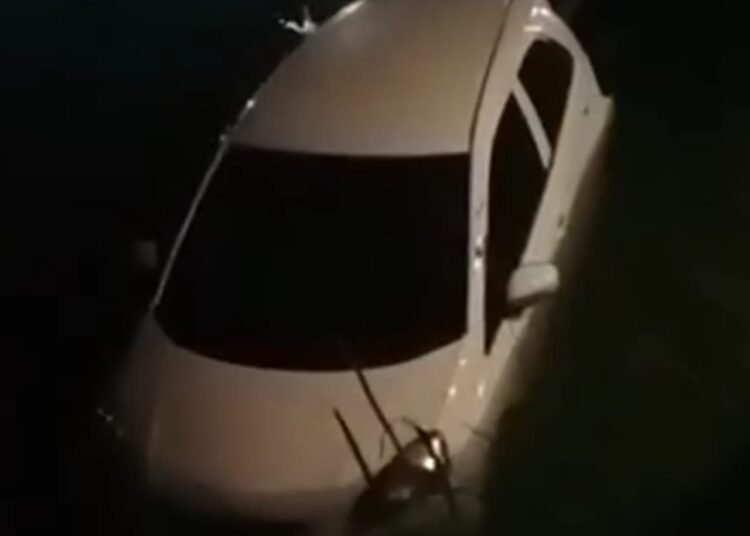 Mobil masuk parit di Padang Pariaman, Rabu (1/1/2025).