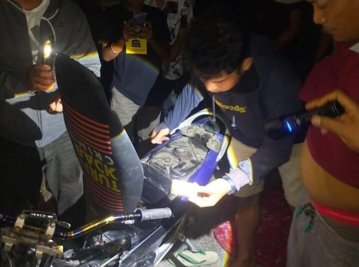 Polisi menggeledah sepeda motor pelaku. Ist