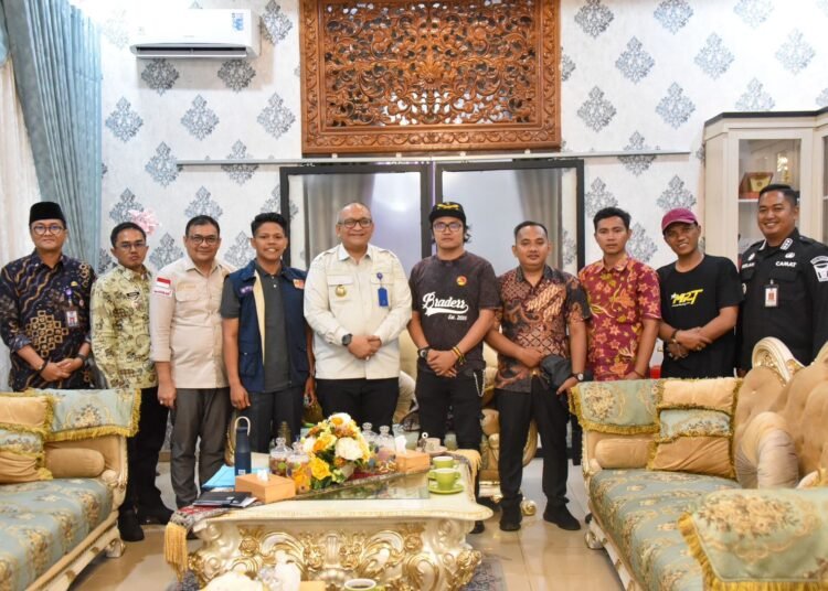 Penjabat (Pj) Wali Kota Padang Andree Algamar saat menerima audiensi dari Panitia TBSS di Rumah Dinas Wali Kota Padang, Kamis (16/1/2025).