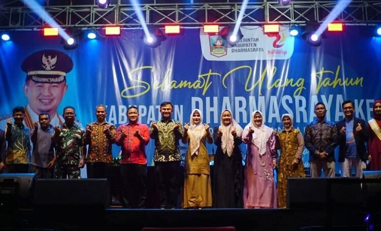 Bupati Sutan Riska saat momen HUT ke-21 Kabupaten Dharmasraya. (Foto: Prokopim)