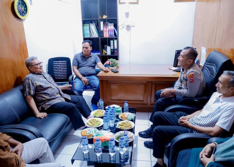 Ketua DPRD Sumbar Muhidi saat meninjau UPTD Samsat Lubuk Basung, Sabtu (4/1/2025).