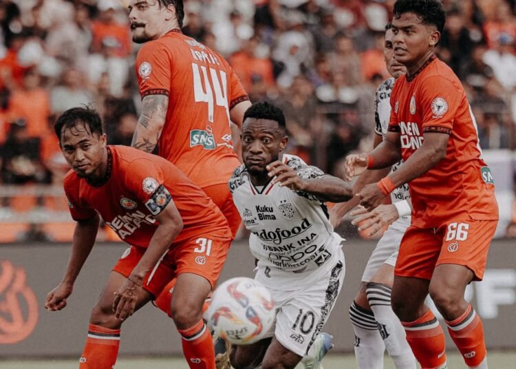 Semen Padang FC menghadapi Bali United di Stadion Agus Salim Padang, Senin (21/1). Foto: Dok. Bali United