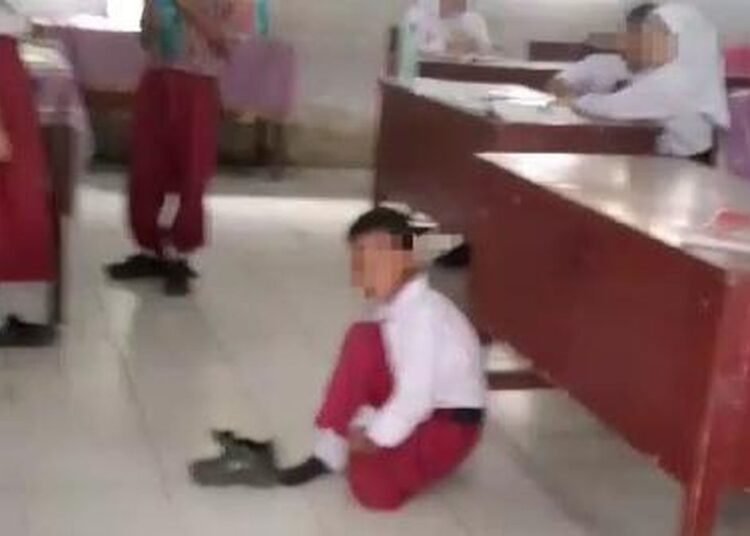 Tangkap layar video momen siswa SD belajar di lantai.