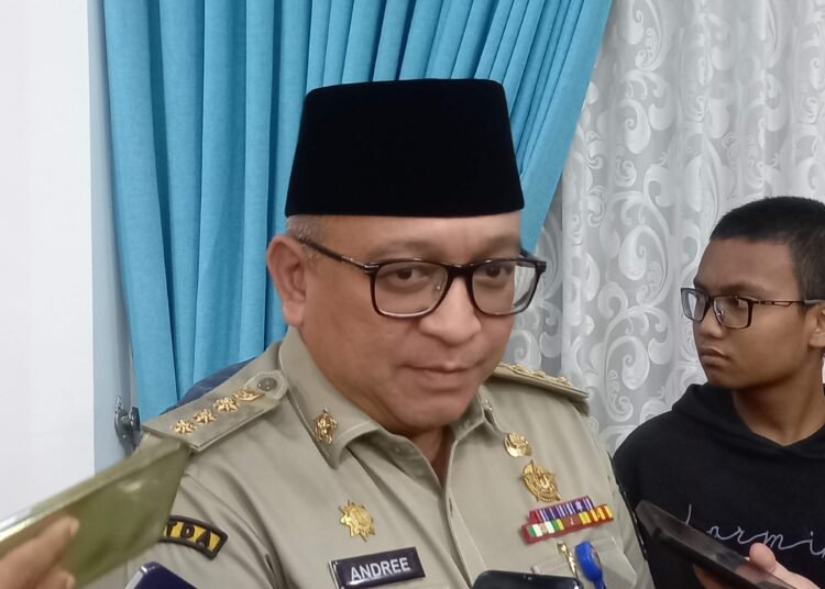 Foto: Pj Wali Kota Padang Andree Algamar usai rapat laporan akhir tahun yang digelar di rumah dinas Wali Kota Padang pada Selasa (31/12).