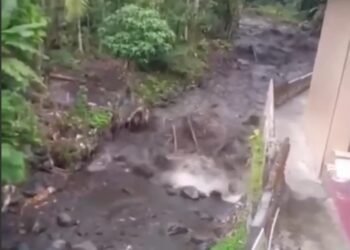 Air Bah Terjang Sungai di Tanah Datar