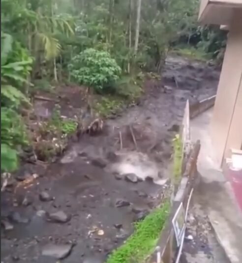 Tangkapan layar penampakan air bah di Sungai Batang Sabu kawasan Pincuran Baliak Jorong Kubu Karambia, Kecamatan Batipuh, Kabupaten Tanah Datar pada Senin (6/1) sore sekira pukul 16.00 WIB.