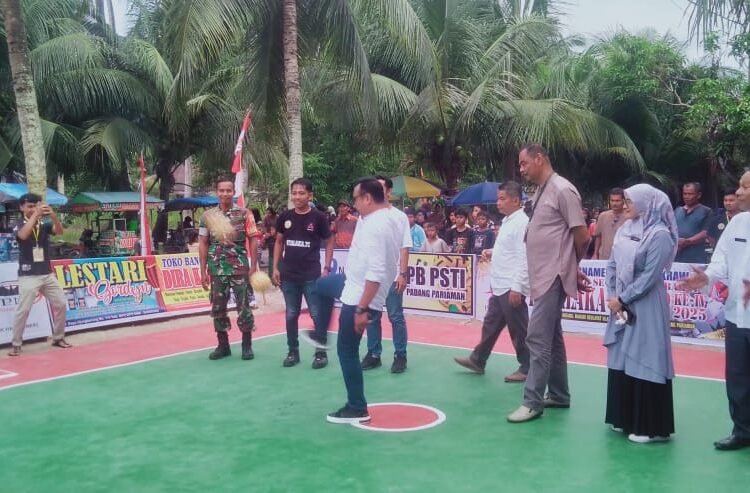 Turnamen sepak takra se-Sumatera Barat di Padang Pariaman.