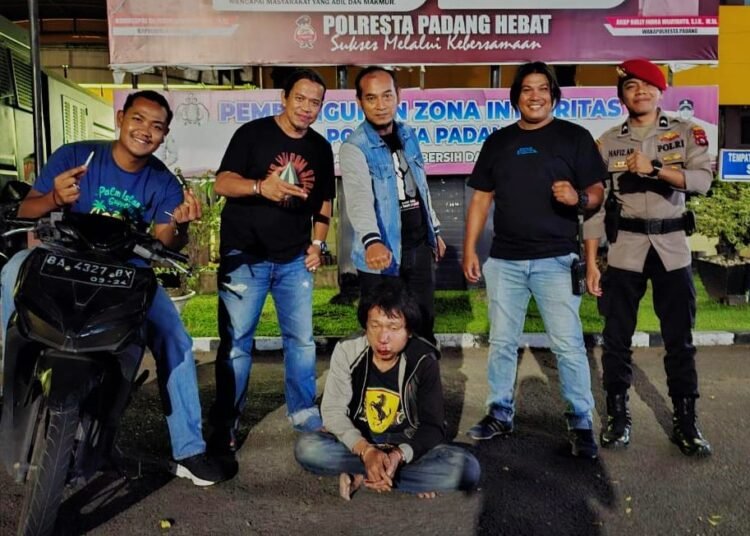 Personil Polresta Padang bersama tersangka pencurian motor.