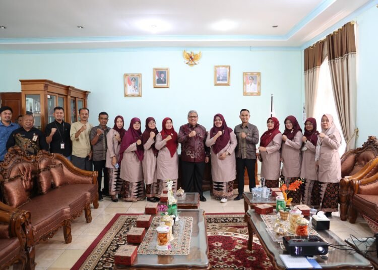 Ketua DPRD Sumbar, Muhidi, saat melakukan kunjungan kerja ke RSUD M. Natsir pada Jumat (24/1).