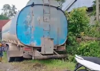 Hampir Tabrak Rumah Warga, Truk Rem Blong Masuk Selokan di Solok