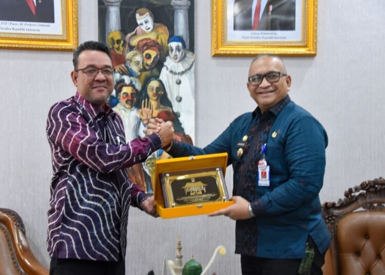 Andree Algamar menerima kunjungan Kepala BPJS Ketenagakerjaan Cabang Padang, Muhammad Syahrul, di Rumah Dinas Wali Kota Padang, Jumat (24/1/2025).