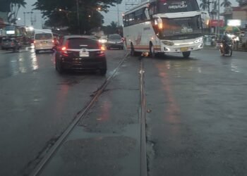 Picu Kecelakaan Berulang, Warga di Padang Keluhkan Lubang di Perlintasan Rel Kereta Lubuk Buaya