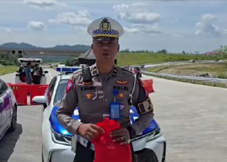 Petugas kepolisian melaporkan kondisi arus lalu lintas di Tol Padang-Sicincin, Kamis (2/1).