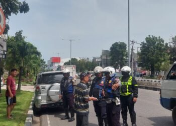 Tak Peduli Rambu Larangan, Sejumlah Mobil Tetap Parkir Sembarangan di Padang