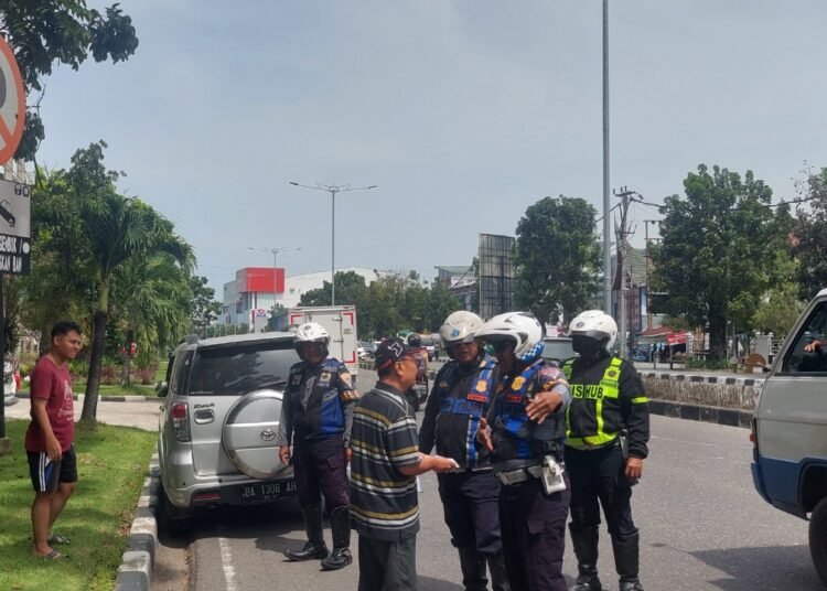 Petugas Dishub Kota Padang menindak kendaraan yang parkir sembarangan di Jalan Khatib Sulaiman.