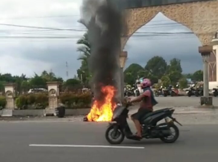 Pemotor nekat bakar motornya karena tak terima ditilang polisi di Pasaman Barat.