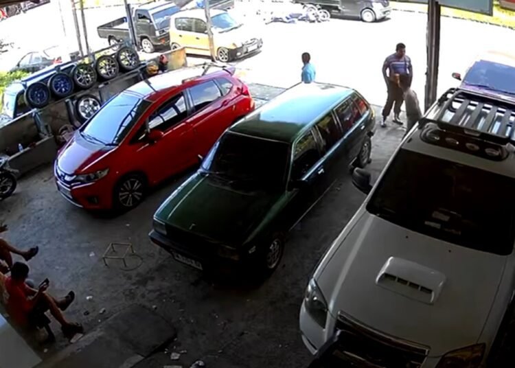 kecelakaan maut di Simpang Tabek Sungai Laban, Kecamatan Nan Sabaris, Kabupaten Padang Pariaman, terekam kamera pengawas CCTV pada Kamis (16/1).
