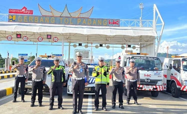 Petugas kepolisian di Jalan Tol Padang-Sicincin, Jumat (3/1).