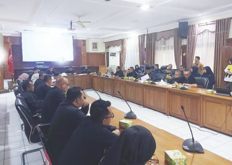 Pemerintah Kota (Pemko) Bukittinggi menggelar rapat kerja (raker) dengan Komisi 1 DPRD Kota Bukittinggi Kamis (23/1/2025).