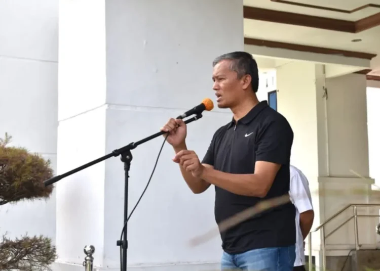 Penjabat Wali Kota Pariaman, Sumbar Roberia sambutan pada Apel bersama seluruh perangkat desa se-Kota Pariaman dalam memperingati Hari Desa Nasional, Rabu (15/1).