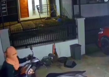 Beraksi Pakai Topeng, Pria Maling Motor di Padang Terekam CCTV