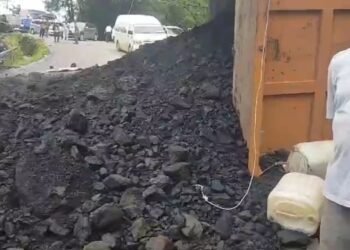 Truk Pengangkut Batubara Terbalik di Sitinjau Lauik, Jalan Padang-Solok Macet Panjang